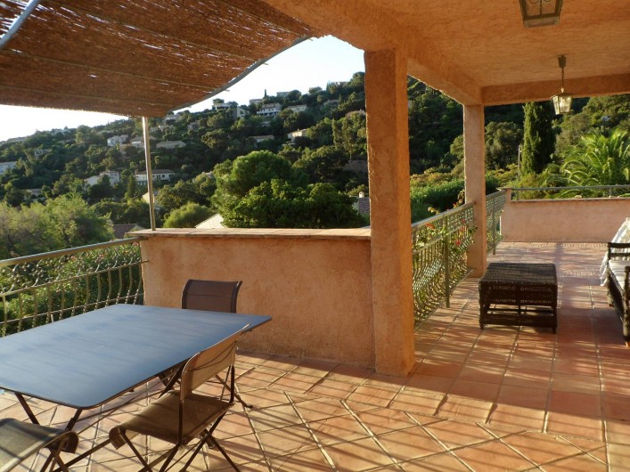 Location de vacances - Villa à Cavalaire-sur-Mer - 1er : terrasses, ombragée, à l'ombre ou plein soleil, au choix