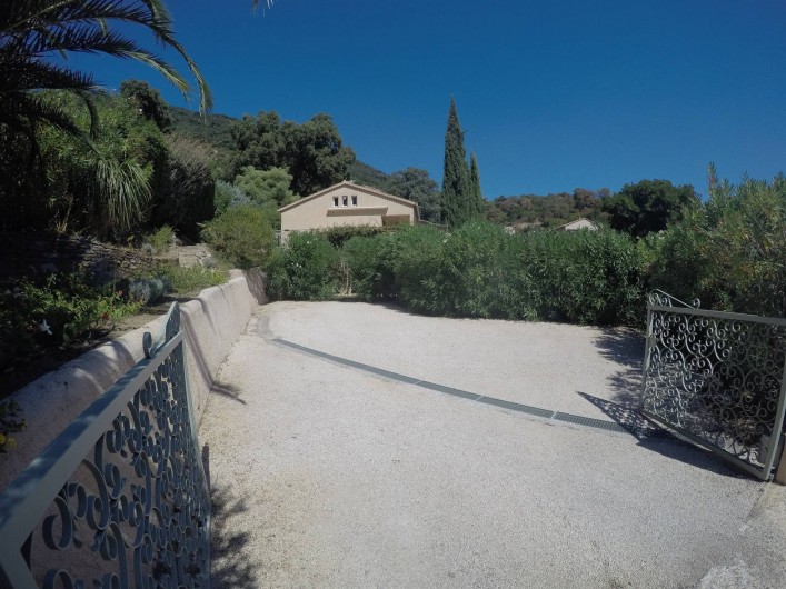 Location de vacances - Villa à Cavalaire-sur-Mer - Entrée : grand parking pour 3-4 voitures