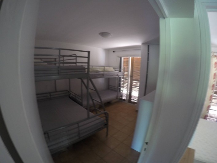 Location de vacances - Villa à Cavalaire-sur-Mer - Rez : chambre à cinq lits