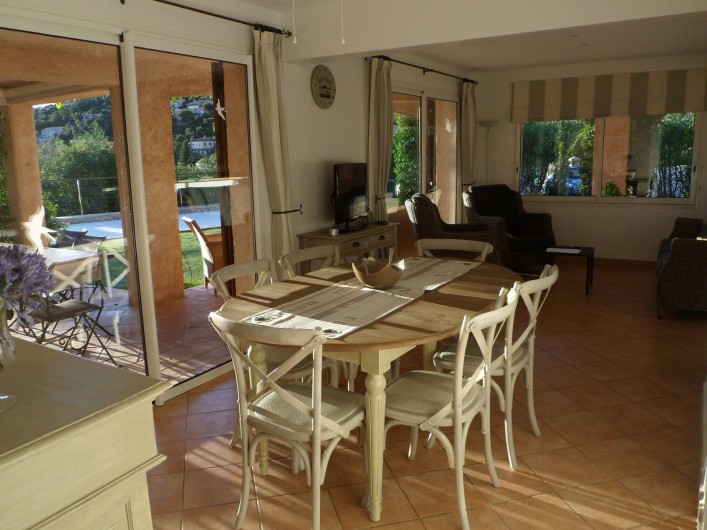 Location de vacances - Villa à Cavalaire-sur-Mer - Rez : salle à manger et salon intérieurs