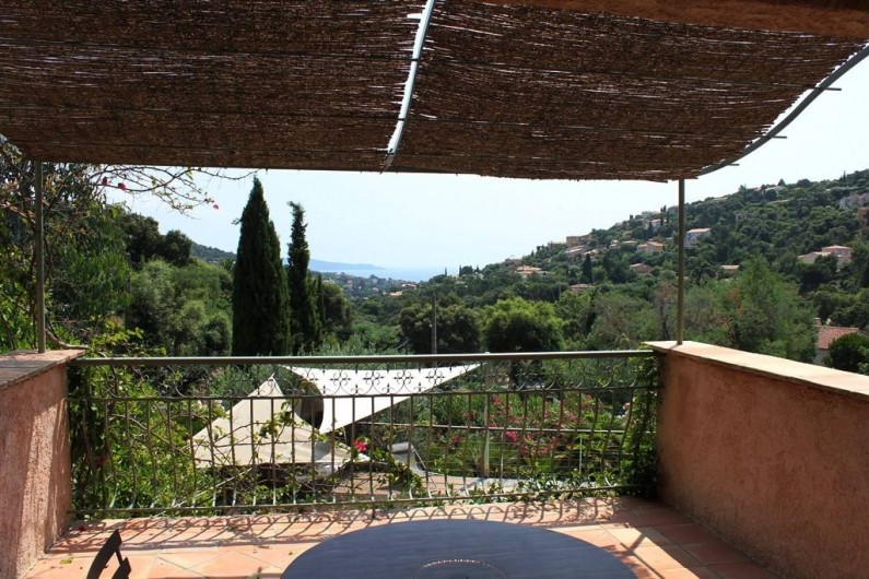 Location de vacances - Villa à Cavalaire-sur-Mer - 1er : terrasse ombragée avec vue sur mer