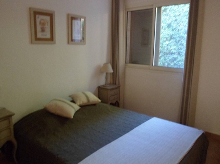 Location de vacances - Villa à Cavalaire-sur-Mer - 1er : chambre 2 avec un lit double