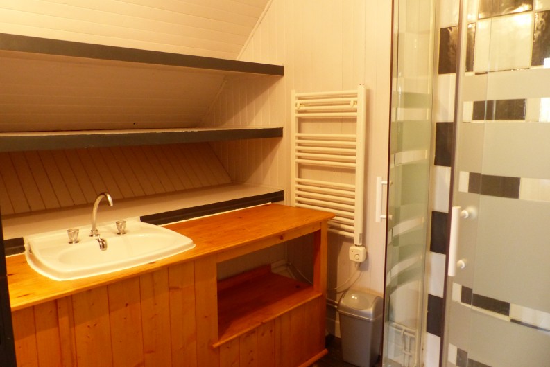 Location de vacances - Chalet à Champagnat - Salle d'eau (étage) dans chalet ''confort+'' pour 6 personnes