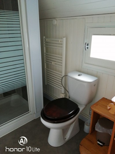 Location de vacances - Chalet à Champagnat - Salle d'eau avec cabine de douche (chalet ''confort'' pour 4/5 personnes)