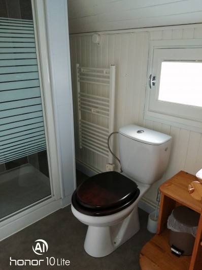 Location de vacances - Chalet à Champagnat - Salle d'eau avec cabine de douche