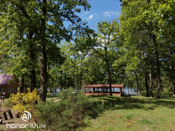 Location de vacances - Chalet à Champagnat - Vue sur la paillotte et derrière, l'étang.