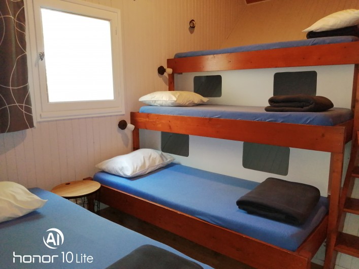 Location de vacances - Chalet à Champagnat - Chambre avec 4 lits 80 dans chalet pour 6 personnes