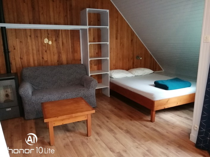 Location de vacances - Chalet à Champagnat - Lit 140 + coin salon avec poêle à granulés dans chalet pour 6 personnes