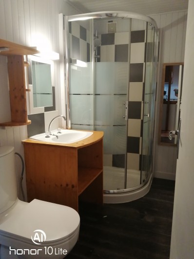 Location de vacances - Chalet à Champagnat - Salle d'eau avec cabine de douche dans chalet pour 6 personnes