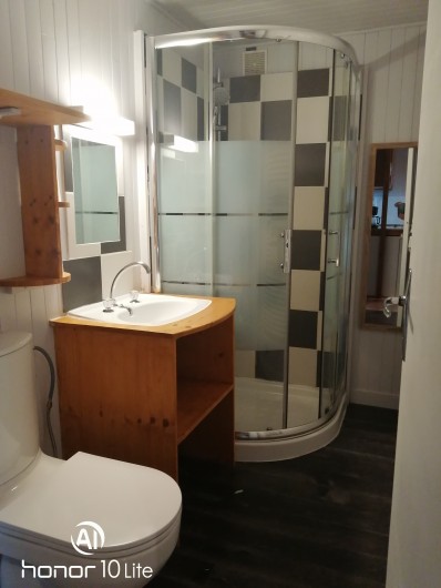 Location de vacances - Chalet à Champagnat - Salle d'eau avec cabine de douche