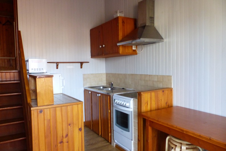 Location de vacances - Chalet à Champagnat - Cuisine avec four traditionnel dans chalet ''confort+'' pour 6 personnes