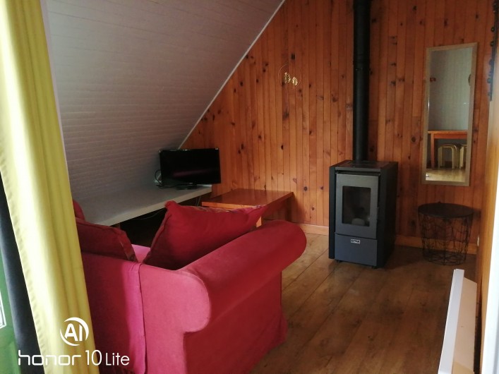 Location de vacances - Chalet à Champagnat - Coin salon avec poêle à granulés dans chalet ''confort+'' pour 6 personnes