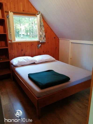 Location de vacances - Chalet à Champagnat - Chambre (RDC)  avec lit 140 dans chalet ''confort+'' pour 6 personnes