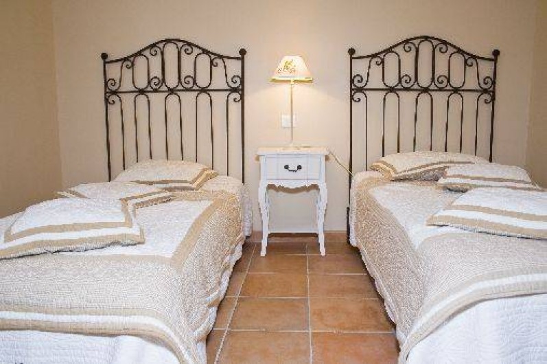 Location de vacances - Mas à Vacqueyras - Chambre avec deux lits jumeaux ainsi qu'une armoire