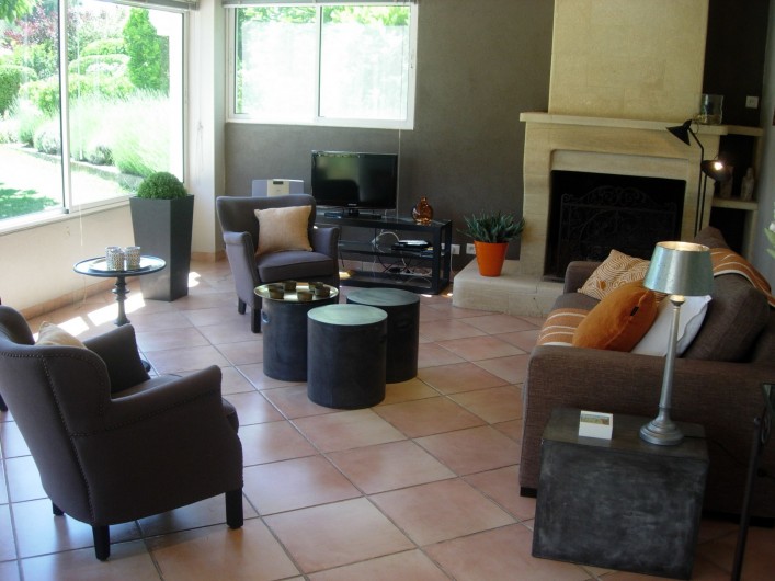 Location de vacances - Mas à Vacqueyras - salon : 1 canapé, 2 fauteuils, tables basses, télévision