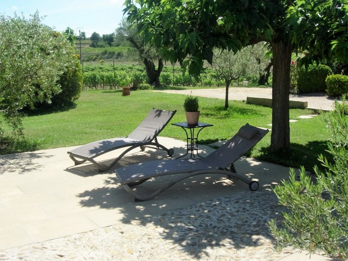 Location de vacances - Mas à Vacqueyras - La terrasse entourant la piscine, relax à l'ombre du murier