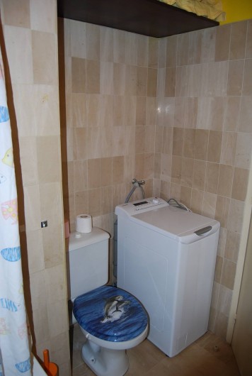 Location de vacances - Studio à Cannes la Bocca - machine a laver et WC dans salle de bains 