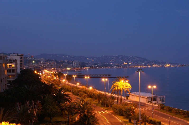 Location de vacances - Studio à Cannes la Bocca - spectacle de nuit et feux d artifice vue de la terrasse 