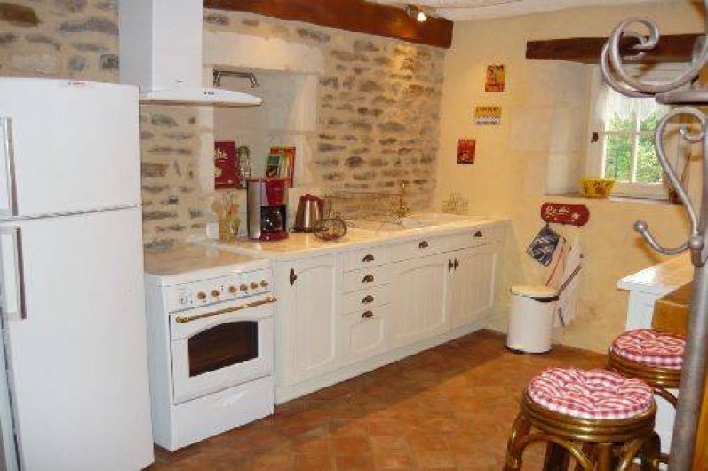 Location de vacances - Maison - Villa à Draché - Cuisine avec : frigo-congélateur, lave-vaisselle, micro-ondes, vaisselle...