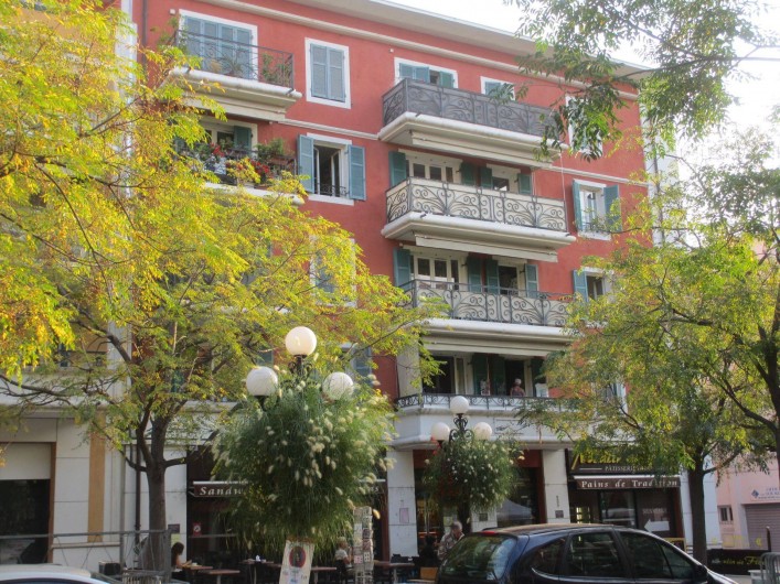 Location de vacances - Appartement à Cagnes-sur-Mer - Vue Immeuble