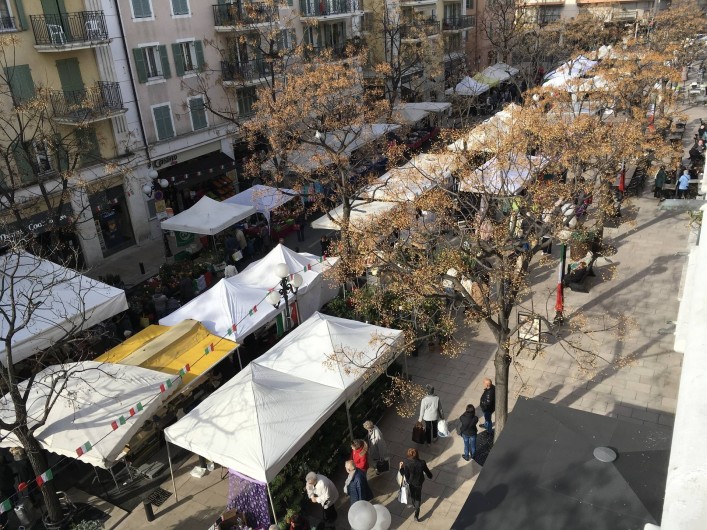Location de vacances - Appartement à Cagnes-sur-Mer - Le Marché du mercredi depuis le balcon