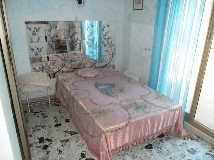 Location de vacances - Appartement à Six-Fours-les-Plages - chambre donnant sur la terrasse et grande penderie