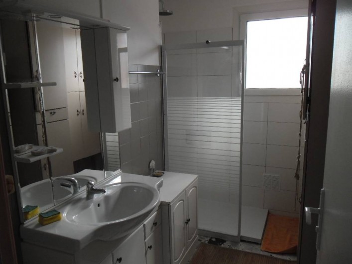 Location de vacances - Appartement à Six-Fours-les-Plages - lavabo grande douche et grand placard