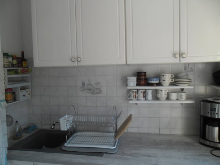 Location de vacances - Appartement à Six-Fours-les-Plages - EVIER, CAFETIERE, en dessous machine lave  linge et lave vaisselle