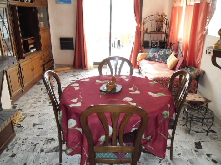 Location de vacances - Appartement à Six-Fours-les-Plages - salle à manger qui donne sur la terrasse  70m2