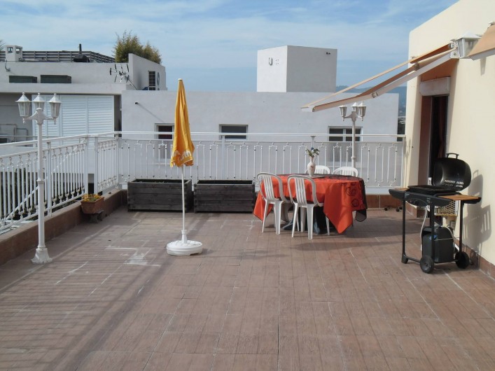 Location de vacances - Appartement à Six-Fours-les-Plages - terrasseavec petite vue sur mer