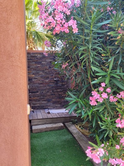 Location de vacances - Villa à Les Issambres - douche et WC extérieur