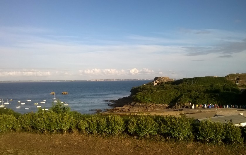 Location de vacances - Villa à Plougonvelin - Mer et  plage en bas de la maison via le portlillon. 3mn à pied.