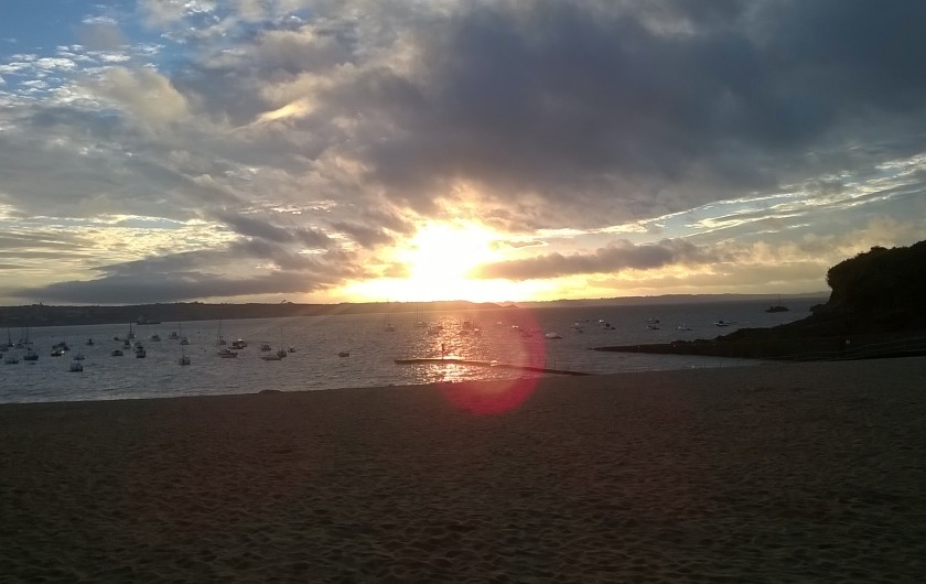 Lever du soleil sur la mer et plage de Bertheaume, au pied de la maison.