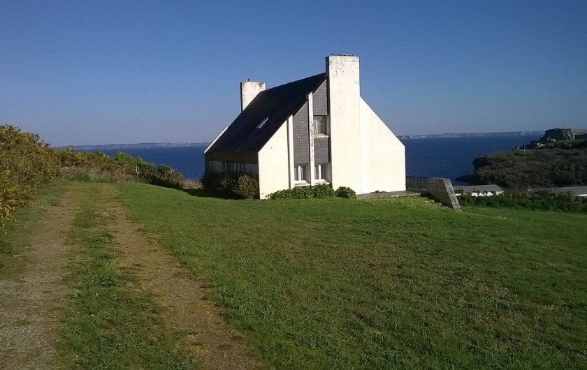 Location de vacances - Villa à Plougonvelin - Vue de la mer et de la maison en arrivant au portail.