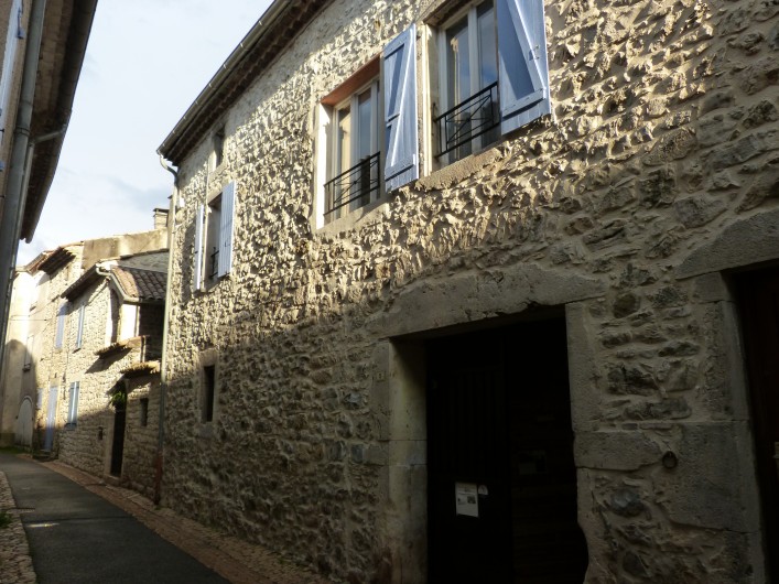Location de vacances - Maison - Villa à Saint-Remèze - Façade coté ruelle