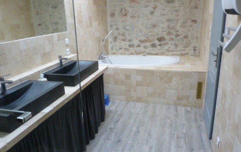 Location de vacances - Maison - Villa à Saint-Remèze - Salle de bain côté baignoire