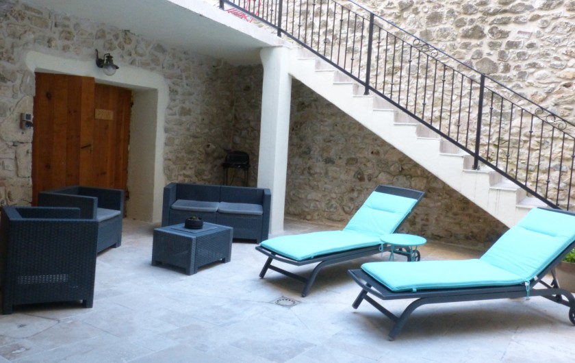 Location de vacances - Maison - Villa à Saint-Remèze - Cour côté détente