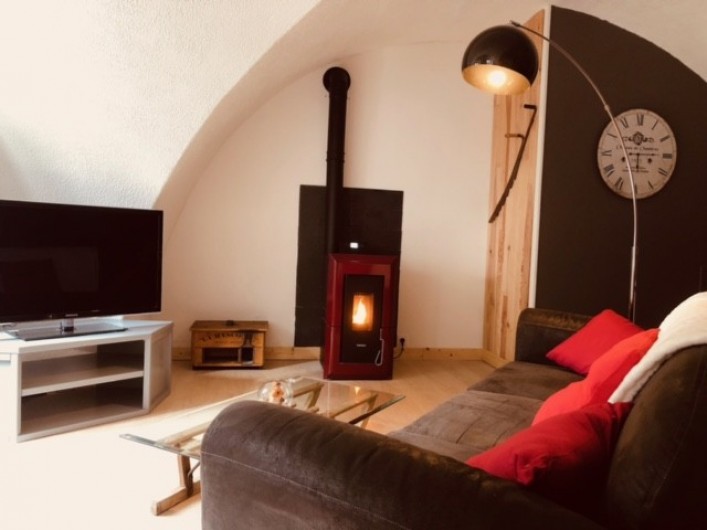 Location de vacances - Appartement à Chauvet - Salon avec poêle à granulé