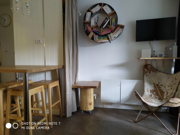 Location de vacances - Studio à Saint-Lary-Soulan - pièce à vivre avec coin bibliothèque, jeux enfants, jeux de société, TV