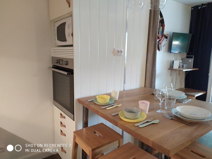 Location de vacances - Studio à Saint-Lary-Soulan - cuisine : four encastré à paroi froide (sécurité enfant), micro onde