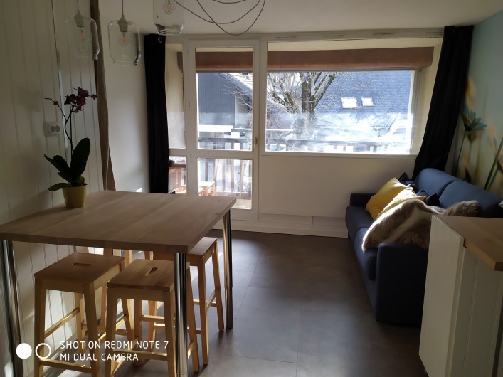 Location de vacances - Studio à Saint-Lary-Soulan - pièce à vivre avec baie vitrée et balcon exposé Sud