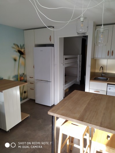 Location de vacances - Studio à Saint-Lary-Soulan - coin-cuisine avec frigo-congélateur (300l) et placards