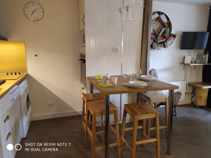 Location de vacances - Studio à Saint-Lary-Soulan - cuisine (lave-vaisselle, lave-linge, colonne four et microonde) et coin repas.