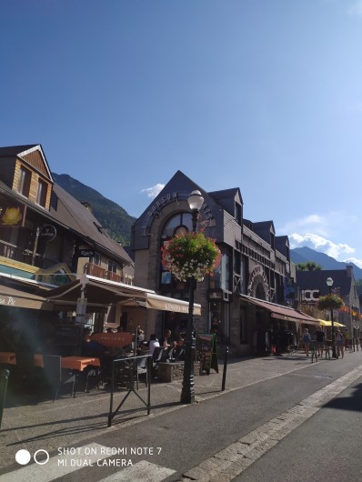 Location de vacances - Studio à Saint-Lary-Soulan - les commerces du centre-ville à 50 m par le "passage des oiseaux" (piétons)