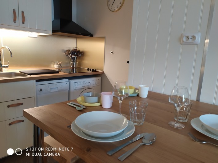 Location de vacances - Studio à Saint-Lary-Soulan - table et 4 tabourets hauts, cuisine et lave-vaisselle, lave-linge, 4 feux, fours