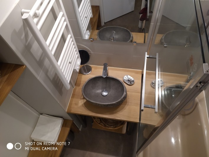 Location de vacances - Studio à Saint-Lary-Soulan - salle de bain : vasque en pierre, étagères, sèche-serviette et baignoire