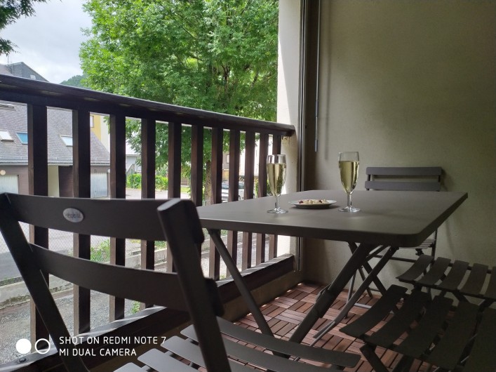 Location de vacances - Studio à Saint-Lary-Soulan - balcon en plancher de bois, exposé Sud