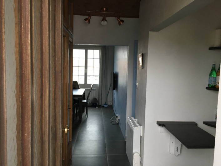 Location de vacances - Appartement à Barbâtre - Entrée, cuisine sur la droite et au fond, le séjour