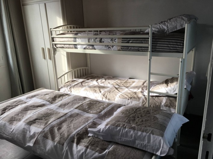Location de vacances - Appartement à Barbâtre - Chambre côté mer avec le lit gigogne déplié