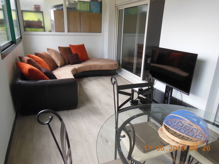 Location de vacances - Appartement à Bidart - Coté repos , T.V. (terrasse)